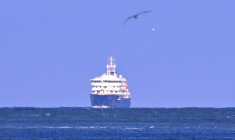 Le navire de croisière néerlandais MV Hondius approche du port de Rotterdam le 18 mai 2026 ( AFP / JOHN THYS )
