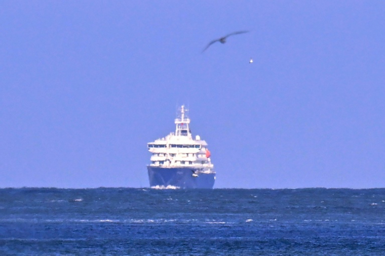 Le navire de croisière néerlandais MV Hondius approche du port de Rotterdam le 18 mai 2026 ( AFP / JOHN THYS )
