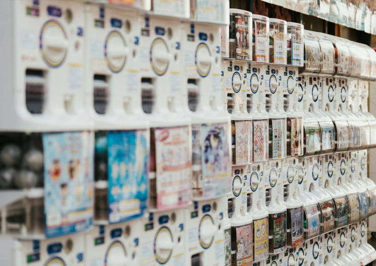 Les gashapon, ces jouets en capsule distribués par des machines automatiques, font fureur au Japon. (illustration) (Pexels / G N)