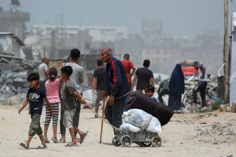 Des Palestiniens emportant quelques effets personnels fuient Jabalia, dans le nord de la bande de Gaza, le 17 mai 2025 ( AFP / Bashar TALEB )