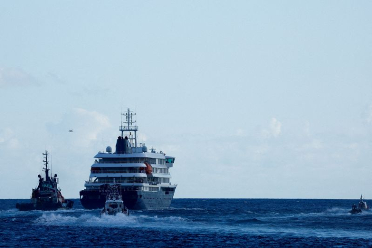 Le navire de croisière MV Hondius, touché par une épidémie d'hantavirus, près du port de Granadilla de Abona, Tenerife