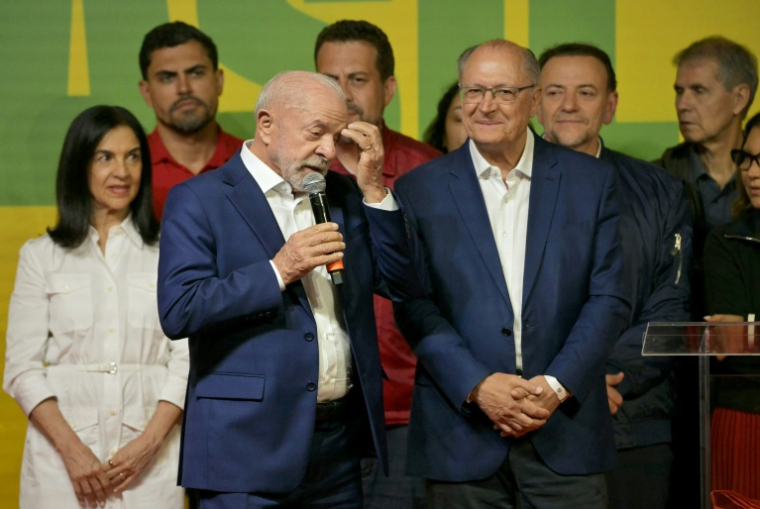 Le président du Brésil et candidat à la réélection, du Parti des travailleurs (PT), Luiz Inacio Lula da Silva (à g.), s’adresse à ses partisans à la suite des résultats partiels de l’élection présidentielle à São Paulo, le 4 octobre 2026 ( AFP / NELSON ALMEIDA )