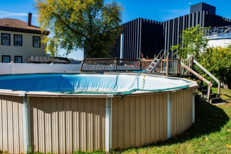 Un centre de données de l'entreprise Markley depuis le jardin de l'habitante Eileen Castle à Lowell, dans l'Etat américain du Massachusetts, le 15 octobre 2026 ( AFP / JOSEPH PREZIOSO )