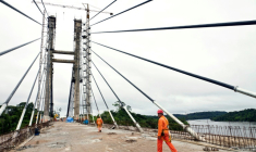 Des ouvriers travaillent sur le chantier du pont routier de l’Oyapock, à Saint-Georges-de-l’Oyapock, en Guyane, le 30 mai 2011 ( AFP / Jody AMIET )