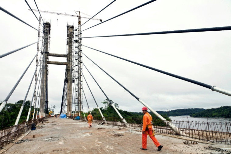 Des ouvriers travaillent sur le chantier du pont routier de l’Oyapock, à Saint-Georges-de-l’Oyapock, en Guyane, le 30 mai 2011 ( AFP / Jody AMIET )
