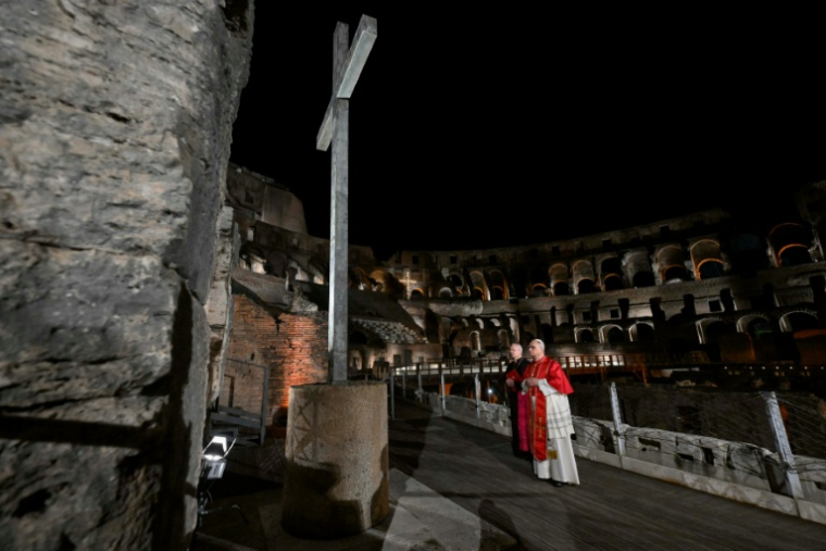 Cette photo, prise et diffusée le 3 avril 2026 par Vatican Media, montre le pape Léon XIV participant au Chemin de Croix au Colisée dans le cadre des célébrations de la Semaine sainte à Rome. ( VATICAN MEDIA / Handout )