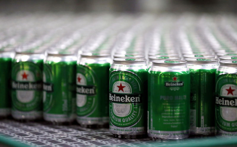 HEINEKEN VEND PLUS DE BIÈRE MAIS SES COÛTS GRIMPENT