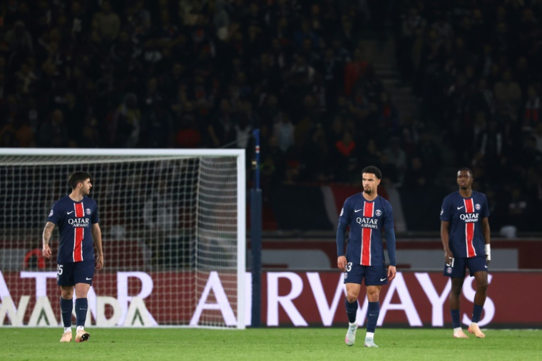 Les Parisiens Lucas Beraldo, Warren Zaïre-Emery et Willian Pacho lors de la défaite du PSG contre l'OGC Nice (1-3) pour la 31e journée de Ligue 1 au Parc des Princes le 25 avril 2025 ( AFP / FRANCK FIFE )