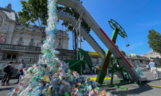 Une sculpture devant le siège de l'Unesco avant une réunion sur le traité mondial contre la pollution plastique