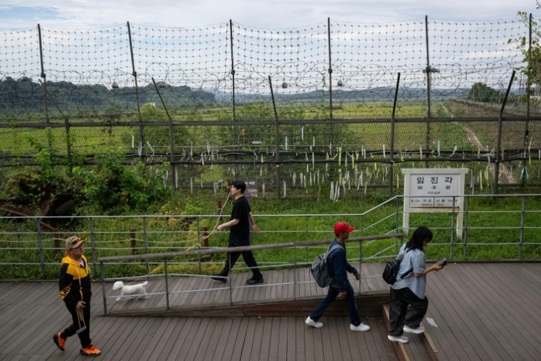 Des visiteurs de la zone frontalière entre la Corée du Sud et la Corée du Nord à Paju, en Corée du Sud, le 12 septembre 2026 ( AFP / Lillian SUWANRUMPHA )
