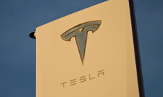 La rémunération "stratosphérique" d'au moins 1.000 milliards de dollars promise à Elon Musk, patron de Tesla, nécessite l'accord des actionnaires jeudi en assemblée générale ( AFP / Patrick T. FALLON )