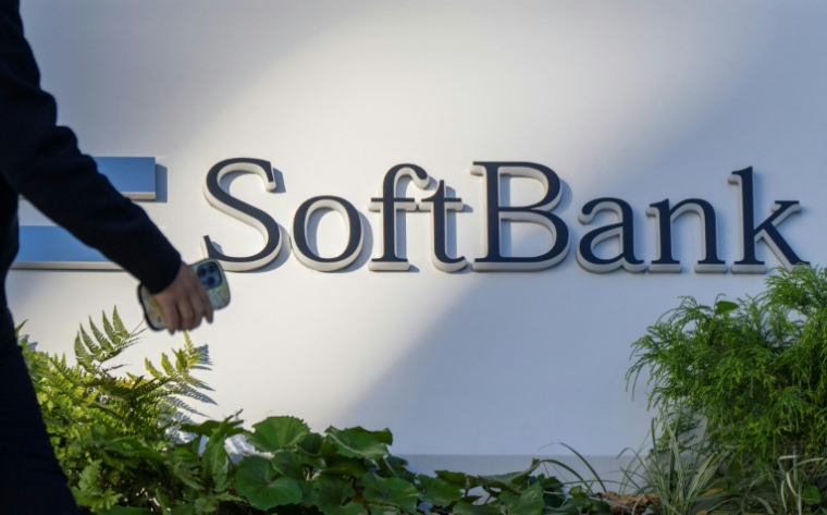 Logo de Softbank, le 21 novembre 2025 au siège du groupe à Tokyo ( AFP / Kazuhiro NOGI )