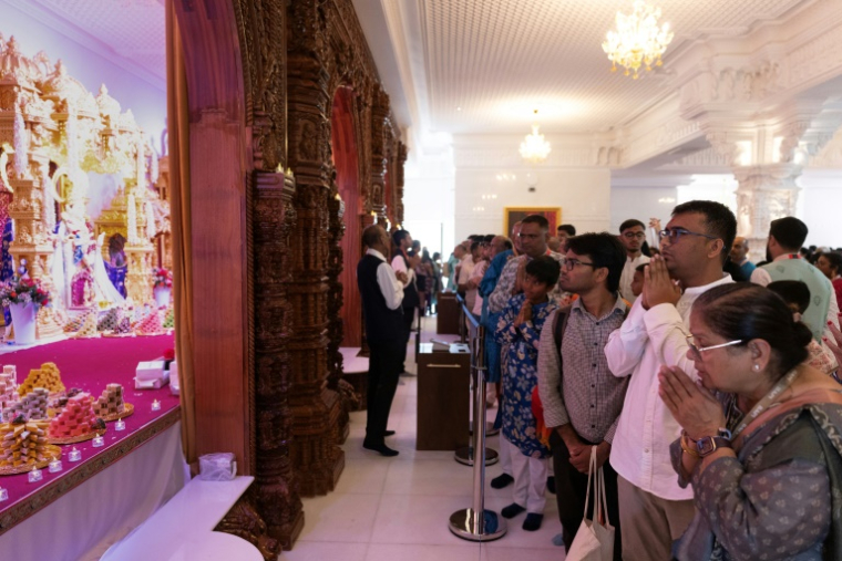Des fidèles hindous prient après la cérémonie de consécration du temple hindou de la BAPS (Bochasanwasi Akshar Purushottam Swaminarayan Sanstha) à Bussy-Saint-Georges, en région parisienne, le 6 septembre 2026 ( AFP / Kenzo TRIBOUILLARD )