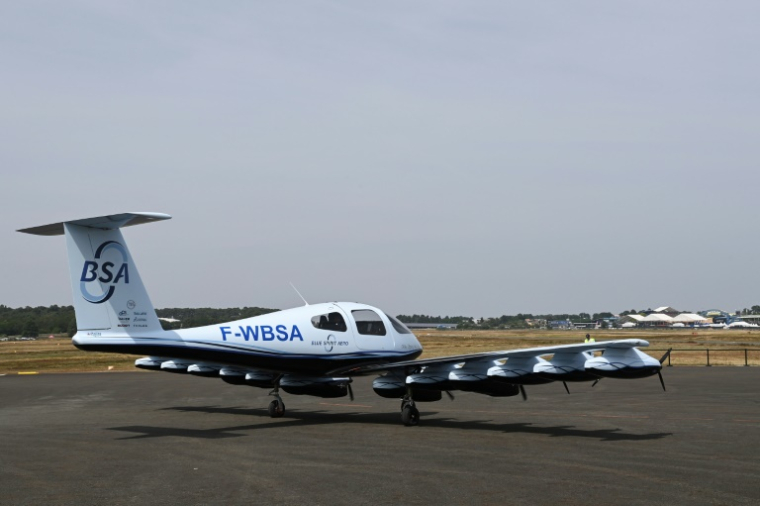 Le petit avion à hydrogène Dragonfly de la start-up Blue Spirit Aero sur le tarmac de l'aéroport du Mans, le 10 juin 2025 dans la Sarthe ( AFP / JEAN-FRANCOIS MONIER )
