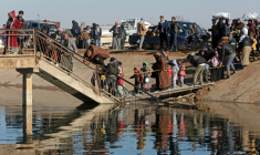 Des civils fuient une zone de la Syrie à l'est d'Alep le 15 janvier 2026 ( AFP / Bakr ALKASEM )
