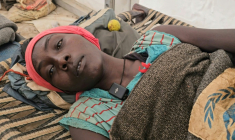 Dowa Hamed, une mère de famille  paralysée des jambes,  le 30 décembre 2025 dans le camp de déplacés d'Abou al-Naga, dans l'est du Soudan ( AFP / Abdulrahman GUMAA )