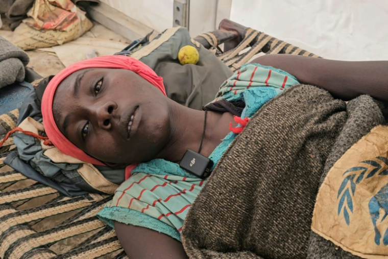 Dowa Hamed, une mère de famille  paralysée des jambes,  le 30 décembre 2025 dans le camp de déplacés d'Abou al-Naga, dans l'est du Soudan ( AFP / Abdulrahman GUMAA )
