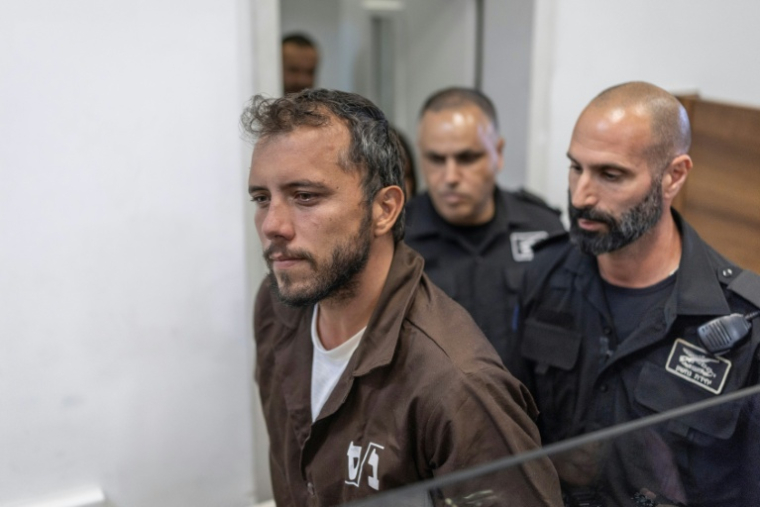 Le militant brésilien pro-palestinien de la "Flottille pour Gaza", Thiago Avila, escorté au tribunal d'Ashkelon, le 5 mai 2026 en Israël ( AFP / ilia YEFIMOVICH )