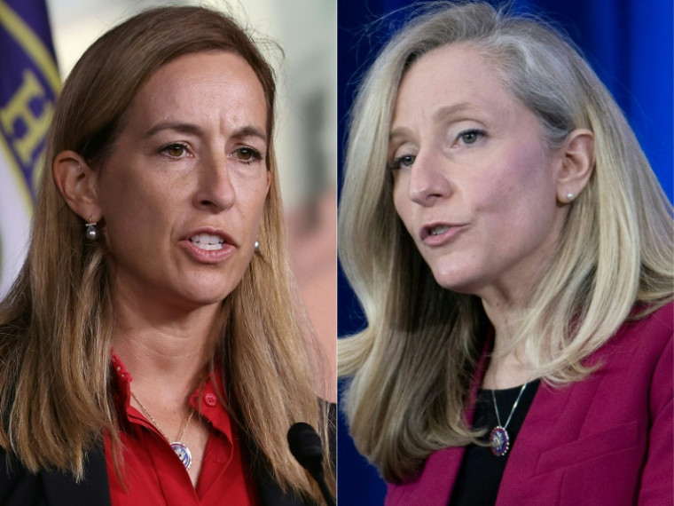 La nouvelle gouverneure du New Jersey, Mikie Sherrill (à gauche), le 24 août 2021 à Washington, et la nouvelle gouverneure de Virginie, Abigail Spanberger, le 10 février 2022 à Culpeper, en Virginie ( GETTY IMAGES NORTH AMERICA / CHIP SOMODEVILLA )