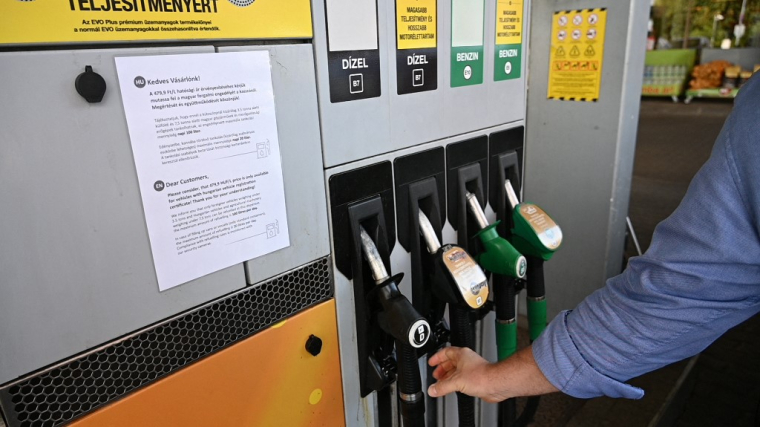 Une station service à Budapest, sur laquelle est indiquée la possibilité de réductions uniquement pour les véhicules enregistrés en Hongrie. ( AFP / ATTILA KISBENEDEK )