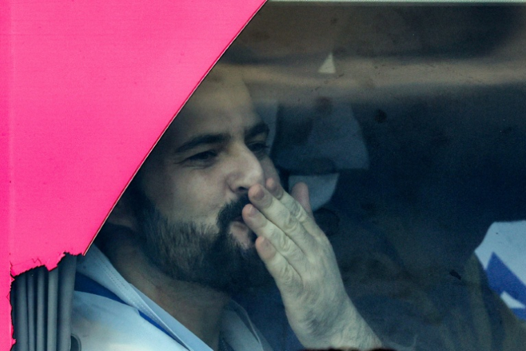 Ziv Berman de retour en Israël après sa libération, le 13 octobre 2025 ( AFP / Ahmad GHARABLI )