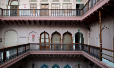 L'intérieur du Dharampura Haveli, un haveli du XVIIIe siècle transformé en hôtel de charme dans le vieux quartier de Delhi, le 2 février 2026 en Inde ( AFP / Manan VATSYAYANA )