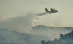 Un Canadair largue son chargement d'eau sur un incendie près de Fontcouverte, en Charente-Maritime, le 5 juillet 2025 ( AFP / IDRISS BIGOU-GILLES )