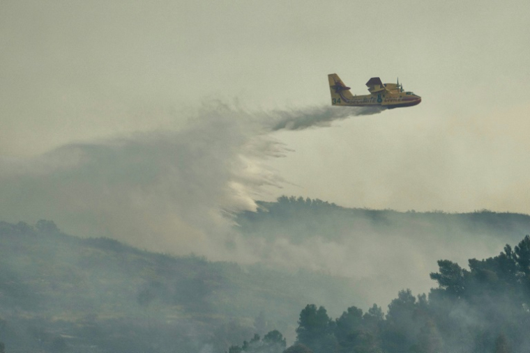 Un Canadair largue son chargement d'eau sur un incendie près de Fontcouverte, en Charente-Maritime, le 5 juillet 2025 ( AFP / IDRISS BIGOU-GILLES )