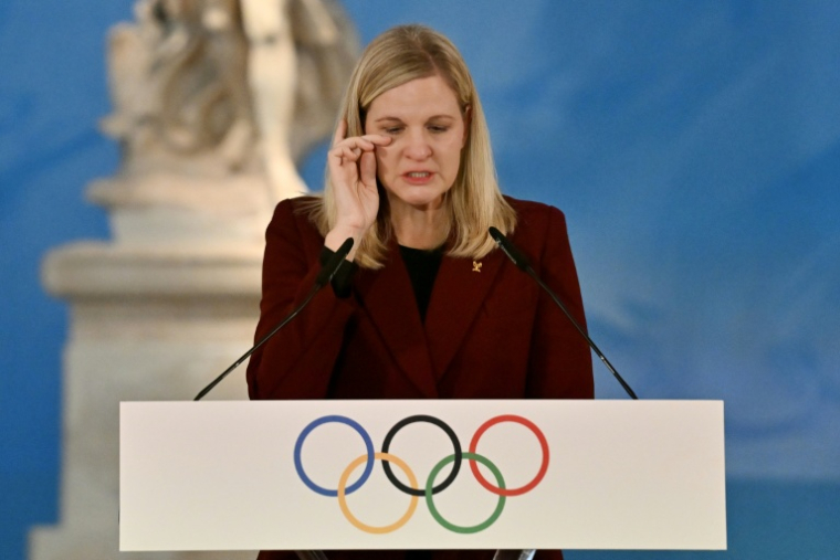 La présidente du Comité international olympique Kirsty Coventry est submergée par l'émotion pendant son discours lors de la cérémonie d'allumage de la flamme olympique des Jeux d'hiver 2026 à Milan-Cortina, à Olympie le 26 novembrer 2025 ( AFP / Aris MESSINIS )