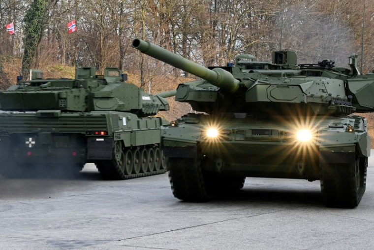 Présentation du nouveau char Leopard et de l'obusier PZH 2000 au KNDS