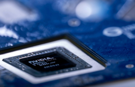 Une carte graphique (GPU) de l'Américain Nvidia, le 23 février 2024 à Paris ( AFP / JOEL SAGET )