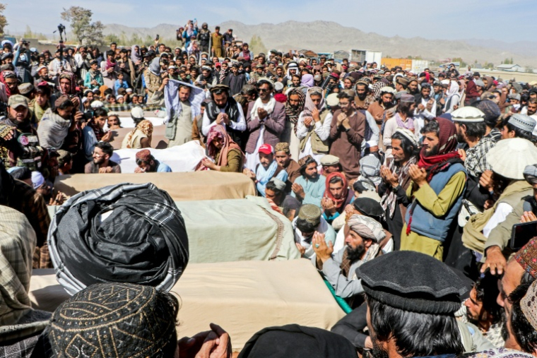Des Afghans assistent aux funérailles de proches tués dans une frappe de l'armée pakistanaise, le 18 octobre 2025 dans la province de Paktika, dans l'est du pays ( AFP / - )