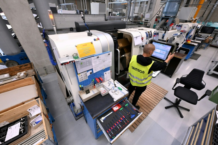Un employé ans l'usine du groupe Samson à Offenbach, le 10 juin 2026 ( AFP / Kirill KUDRYAVTSEV )