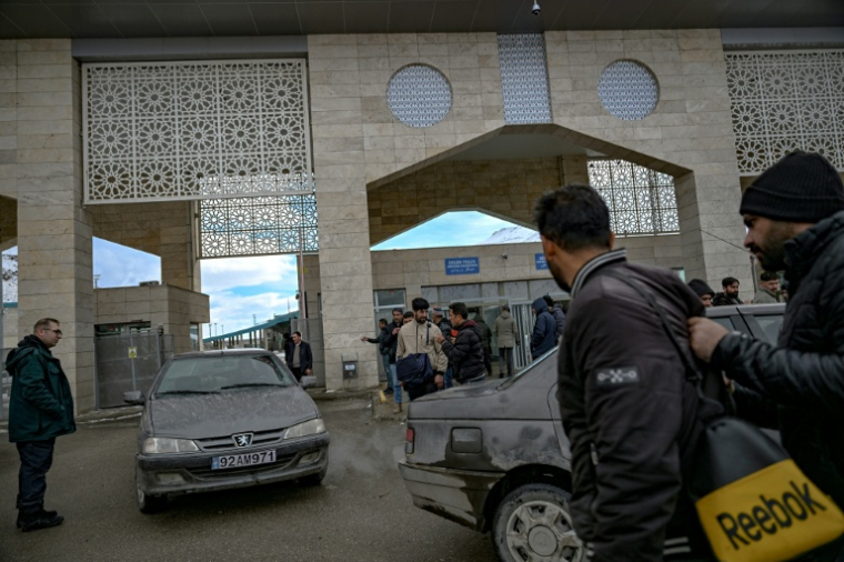 Des Iraniens arrivent sur le sol turc via le principal poste-frontière de Razi-Kapiköy entre l'Iran et la Turquie, le 31 janvier 2026 ( AFP / Ozan KOSE )