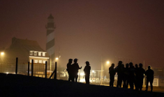 La police patrouille les côtes du nord de la France en raison des traversées de la Manche par les migrants.