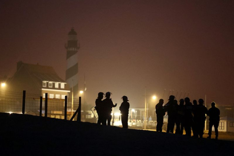 La police patrouille les côtes du nord de la France en raison des traversées de la Manche par les migrants.