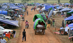Des personnes ayant dû fuir les combats arrivent dans un camp de fortune dans la province d'Oddar Meanchey, au Cambodge, le 11 décembre 2025 ( AFP / TANG CHHIN Sothy )