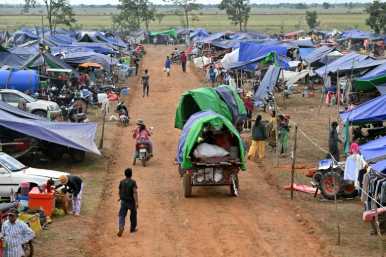 Des personnes ayant dû fuir les combats arrivent dans un camp de fortune dans la province d'Oddar Meanchey, au Cambodge, le 11 décembre 2025 ( AFP / TANG CHHIN Sothy )