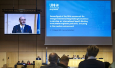 Luis Vayas Valdivieso, (5e G), le diplomate equatorien qui dirige les débats du cinquieme comité international de négociation CNI5-2) de l'ONU, destiné à rédiger le premier traité mondial contre la pollution plastique, mardi 5 août à Genève ( AFP / Fabrice COFFRINI )
