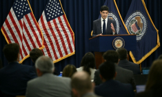 Le nouveau chef de la Réserve fédérale américaine (Fed) Kevin Warsh , en conférence de presse, le 17 juin 20216 à Washington ( AFP / Brendan SMIALOWSKI )