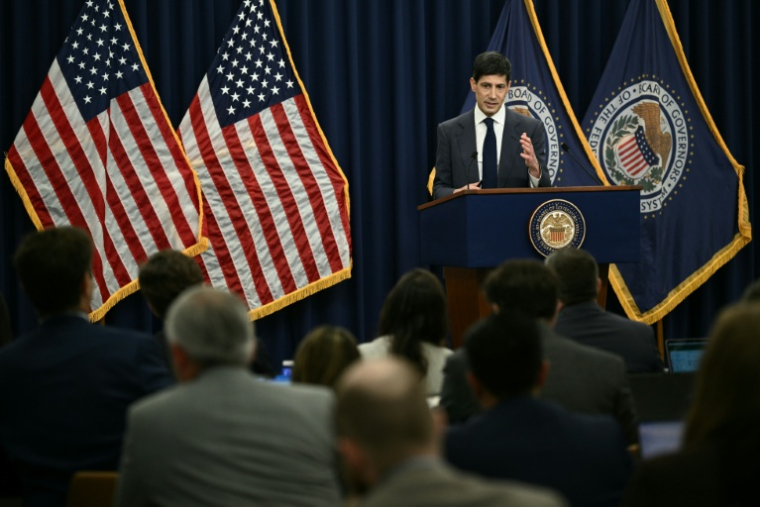 Le nouveau chef de la Réserve fédérale américaine (Fed) Kevin Warsh , en conférence de presse, le 17 juin 20216 à Washington ( AFP / Brendan SMIALOWSKI )