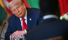 Donald Trump écoute le président sénégalais Bassirou Diomaye Faye (à droite) s'exprimer lors d'une réunion à la Maison Blanche, à Washington, le 9 juillet 2025 ( AFP / Jim WATSON )