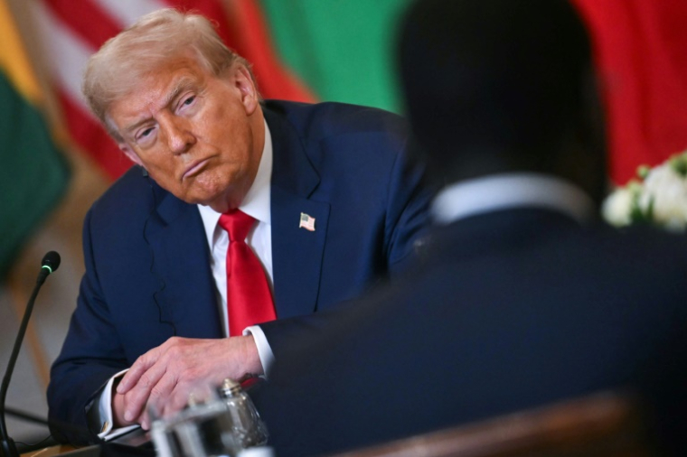 Donald Trump écoute le président sénégalais Bassirou Diomaye Faye (à droite) s'exprimer lors d'une réunion à la Maison Blanche, à Washington, le 9 juillet 2025 ( AFP / Jim WATSON )