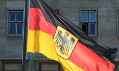 Un drapeau allemand devant le ministère allemand des finances à Berlin