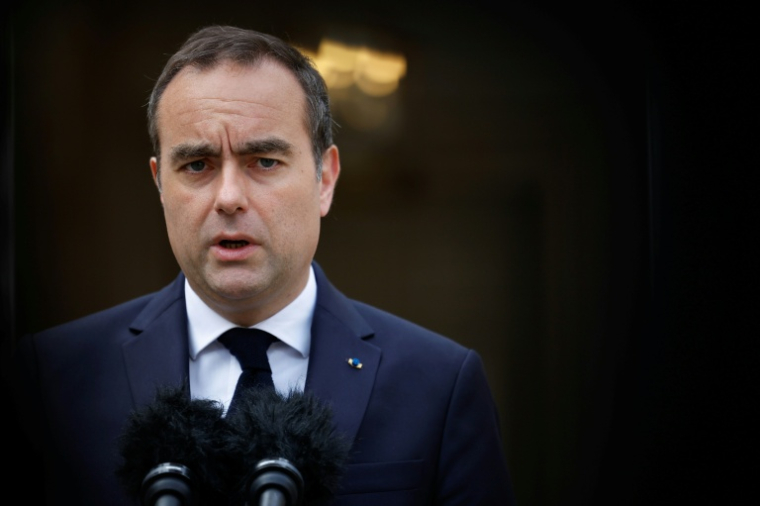 Le Premier ministre Sébastien Lecornu, lors d'une allocution enregistrée dans la cour de Matignon, à Paris, le 10 avril 2026 ( POOL / Ian LANGSDON )