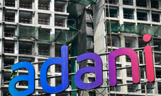 Un logo du groupe Adani, qui avait été accusé de manipulations de cours, de comptabilité truquée, d'évasion fiscale et de blanchiment d'argent par le fonds Hindenburg. ( AFP / INDRANIL MUKHERJEE )