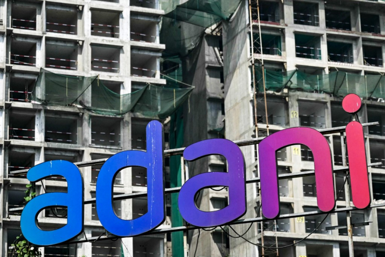Un logo du groupe Adani, qui avait été accusé de manipulations de cours, de comptabilité truquée, d'évasion fiscale et de blanchiment d'argent par le fonds Hindenburg. ( AFP / INDRANIL MUKHERJEE )