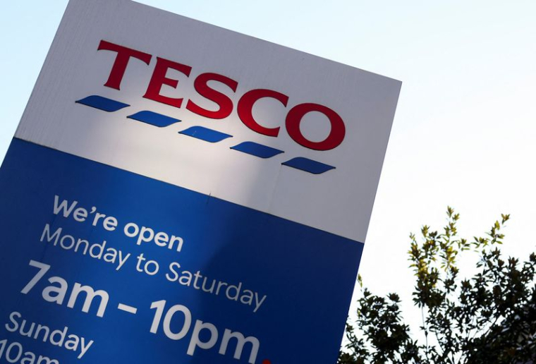 Panneau représentant le logo de Tesco à Londres