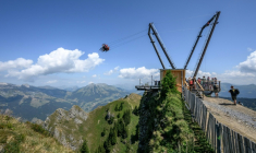 La balançoire du Grand Chamossaire, au-dessus de Villars-sur-Ollon, en Suisse, le 20 juillet 2026 ( AFP / Fabrice COFFRINI )