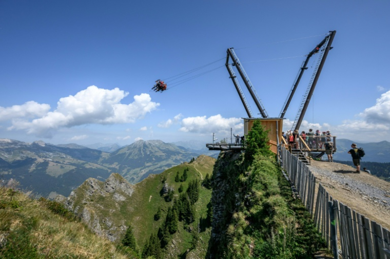La balançoire du Grand Chamossaire, au-dessus de Villars-sur-Ollon, en Suisse, le 20 juillet 2026 ( AFP / Fabrice COFFRINI )